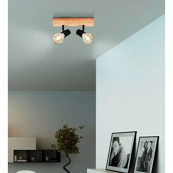 Eglo Townshend 3 Deckenstrahler - 120 W, L x B x H: 30 x 5 x 5 cm, Schwarz, Braun, E27 - Deckenleuchte aus Holz mit zwei schwarzen Strahlern und klaren Glühbirnen an einer hellblauen Decke.