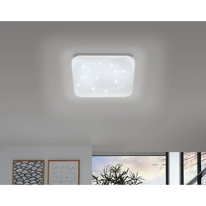 Eglo LED-Wand- & Deckenleuchte Frania-S - 17,3 W, L x B x H: 33 x 33 x 7 cm, Weiß, Warmweiß - Nahaufnahme einer quadratischen LED-Deckenleuchte mit Sternenmuster, die für eine stimmungsvolle Beleuchtung sorgt.