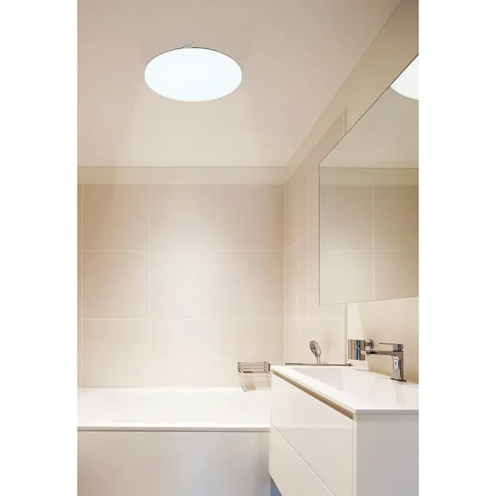 Eglo LED-Wand- & Deckenleuchte Frania - 17,3 W, Weiß - Helles Badezimmer mit rechteckigem Spiegel und weißem Waschtisch. Die Deckenleuchte sorgt für eine gleichmäßige Ausleuchtung des Raumes.