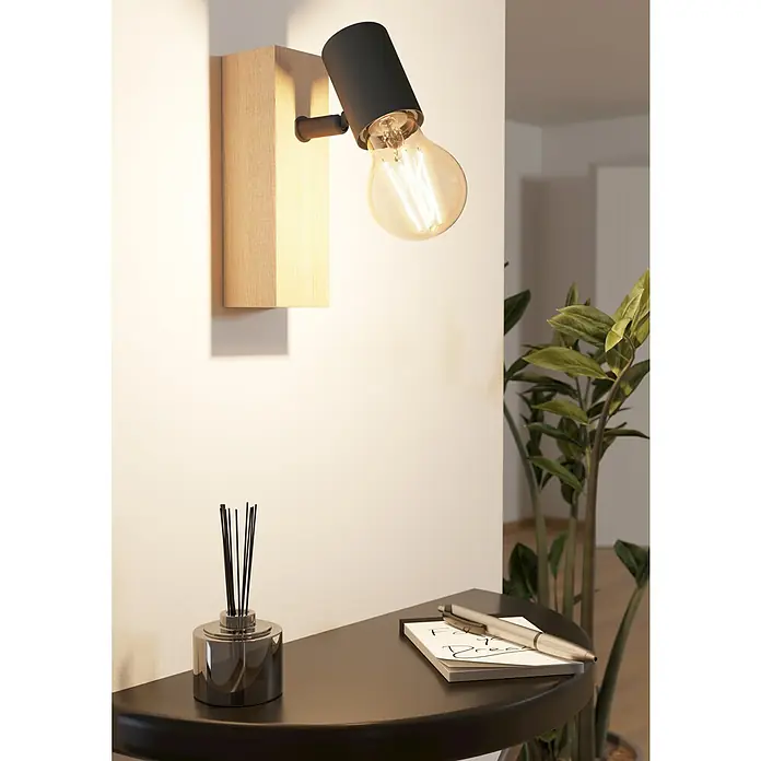 Eglo Townshend 3 LED-Wandleuchte - 10 W, Braun, Schwarz - Moderne Wandleuchte mit einem Holzsockel und einer dekorativen Glühbirne, die ein warmes Licht in einem stilvollen Interieur spendet.