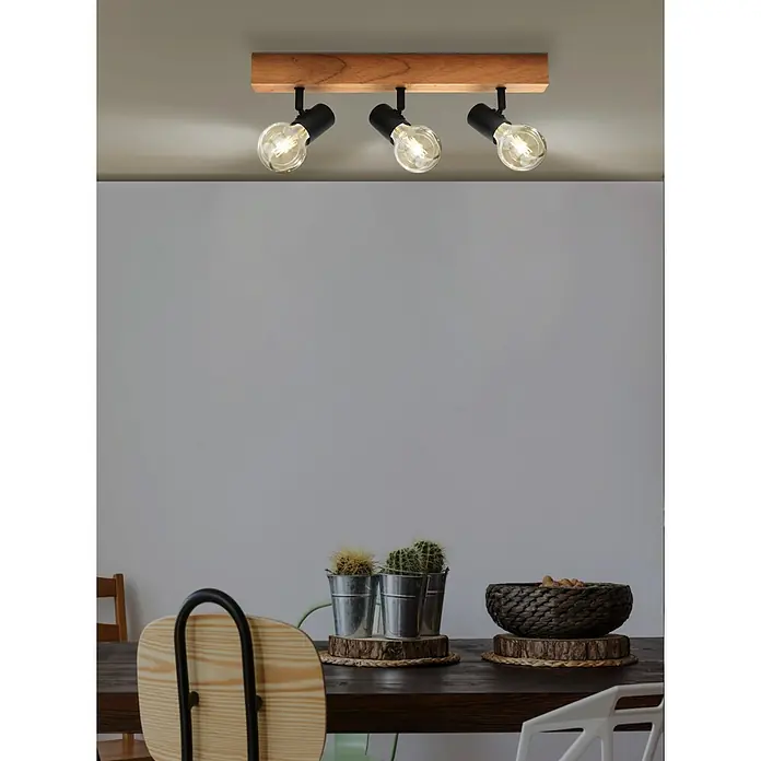 Eglo Townshend 3 Deckenstrahler - 180 W, L x B x H: 5 x 5 x 48 cm, Schwarz, Braun, E27 - Nahaufnahme einer Deckenleuchte mit drei Strahlern, montiert auf einem Holzsockel, die ein warmes, einladendes Licht spendet.