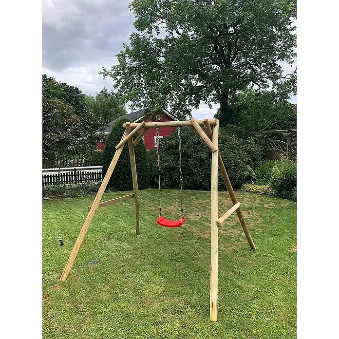 Joda Schaukel Poldi - B x L: 230 x 225 cm, Holz - Eine rote Schaukel hängt an einem Holzgerüst im Garten. Ein großer Baum ist im Hintergrund zu sehen.