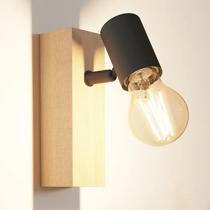 Eglo Townshend 3 LED-Wandleuchte - 10 W, Braun, Schwarz - Nahaufnahme einer modernen Wandleuchte mit einem hölzernen Sockel und einem schwarzen Lampenschirm, der eine Edison-Glühbirne beleuchtet.
