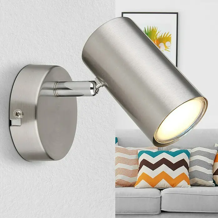 Globo Allvi Wandstrahler - 25 W, L x B x H: 12 x 8 x 10 cm, Nickel-matt, GU10, 1 Stk. - Nahaufnahme einer modernen, gebürsteten Nickel-Wandleuchte, die ein warmes Licht ausstrahlt.