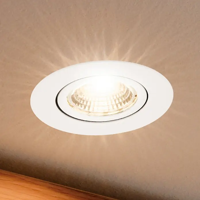Eglo LED-Einbauleuchte SALICETO - Warmweiß, Durchmesser: 8,8 cm, Weiß, 1 Stk. - Nahaufnahme einer runden, weißen LED-Einbauleuchte, die ein helles, warmes Licht in einem Innenraum ausstrahlt.