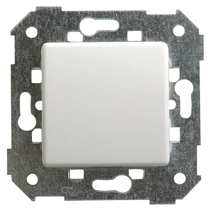 Simon 27 Conmutador - Blanco, Satinado, Montaje en superficie - Primer plano de un interruptor de luz blanco con un soporte metálico plateado, que ofrece un diseño moderno y facilidad de uso.