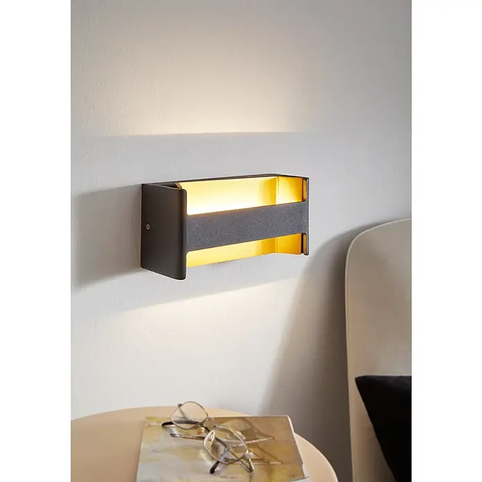 Eglo LED-Wandleuchte Feloniche - 10 W, L x B x H: 22 x 7,5 x 10 cm, Schwarz/Gold - Wandleuchte mit grauer Textur und goldenem Interieur, die warmes Licht in einem modernen Raum spendet. Stilvolle Akzentbeleuchtung für Wohnräume.