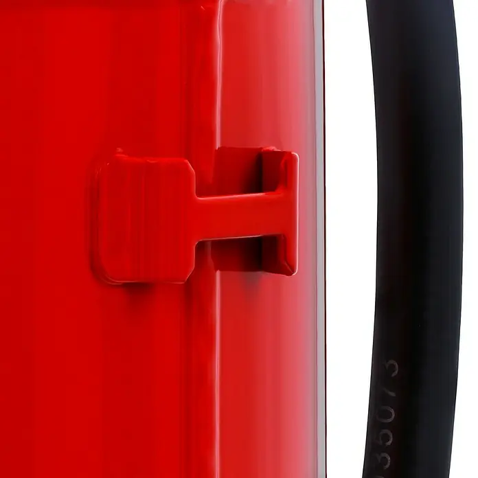 Gloria Feuerlöscher PDE 6 PROTEX - 6 kg, DIN EN 3 - Detailansicht eines roten Gehäuses mit Kabelhalterung und schwarzem Kabel, das die robuste Bauweise des Produkts hervorhebt.