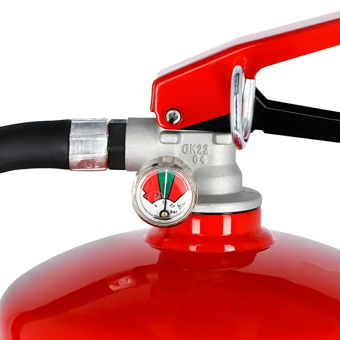 Gloria Feuerlöscher PDE 6 PROTEX - 6 kg, DIN EN 3 - Nahaufnahme eines roten Feuerlöschers mit Manometer, das den Druck anzeigt, und einem silbernen Auslösemechanismus vor schwarzem Hintergrund.