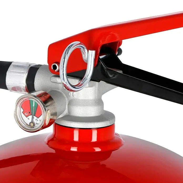Gloria Feuerlöscher PDE 6 PROTEX - 6 kg, DIN EN 3 - Nahaufnahme eines roten Feuerlöschers mit Manometer, das den Druck anzeigt. Gut geeignet für den Notfall im Brandfall.