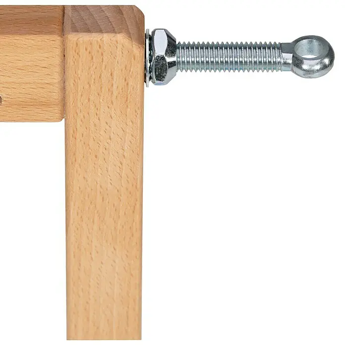 Star Stairs Sicherheitsgitter Pia - Höhe: 71 cm, 75,6 cm - 110,4 cm - Detailansicht eines Holzrahmens mit einem Bolzen und einer Öse. Die Schraube ist am Holzrahmen befestigt und dient zur Befestigung.