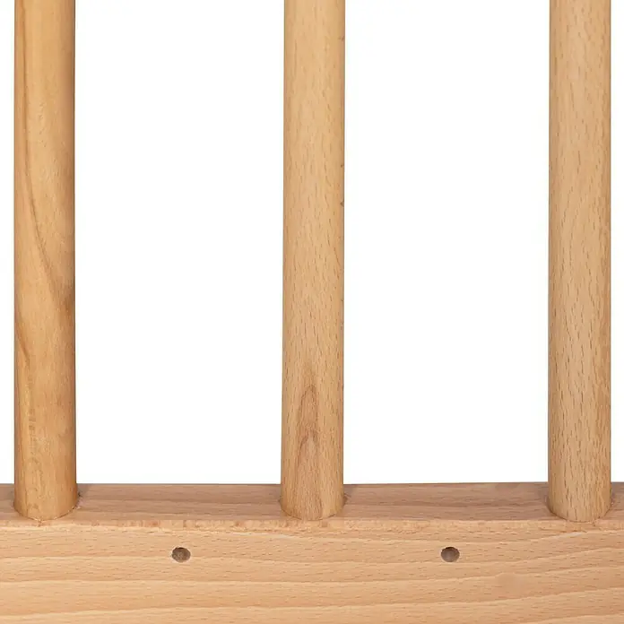 Star Stairs Sicherheitsgitter Pia - Höhe: 71 cm, 75,6 cm - 110,4 cm - Detailaufnahme eines Holzprodukts mit drei runden Stäben, die in einem Holzsockel befestigt sind. Die Holzmaserung ist deutlich sichtbar.