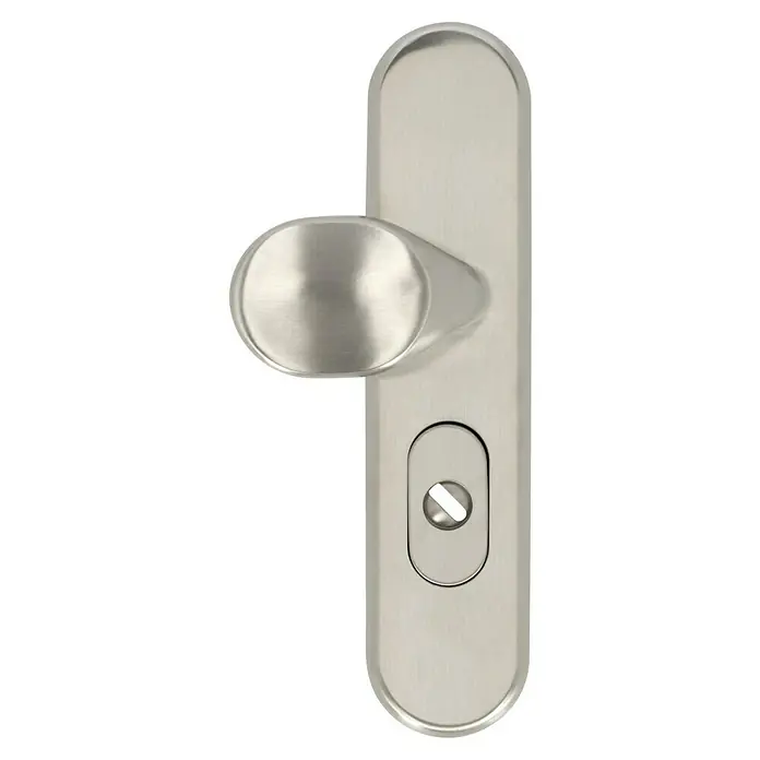 Diamond Doors Modern Schutzbeschlag warrior Schildgarnitur - Wohnungsabschlusstür, Stärke Tür: 35 mm - 45 mm, Edelstahl matt, Knopf außen, Drücker innen, DIN 18257 ES1 - Nahaufnahme eines Türgriffs aus gebürstetem Edelstahl mit ovalem Griff und Schlüsselloch auf schwarzem Hintergrund.