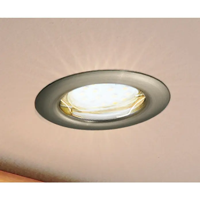Eglo LED-Einbauleuchte rund Peneto - 3 W, Ø x H: 7,8 x 11,5 cm, Nickel, Warmweiß - Nahaufnahme einer eingelassenen LED-Deckenleuchte mit silbernem Rahmen, die helles, weißes Licht ausstrahlt und für moderne Beleuchtung sorgt.