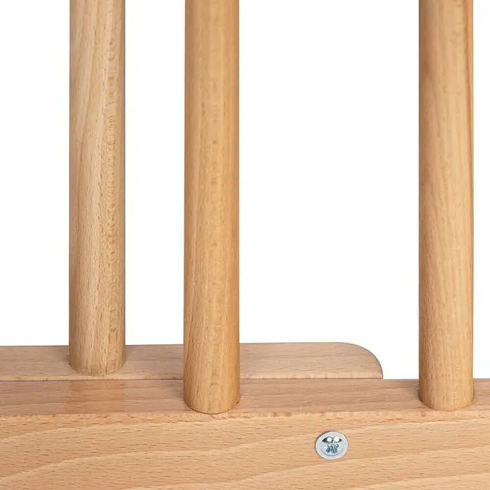 Star Stairs Sicherheitsgitter Pia - Höhe: 71 cm, 75,6 cm - 110,4 cm - Nahaufnahme eines Holzregals mit runden Holzstäben und einer Schraube. Das Regal ist aus hellem Holz gefertigt und hat eine glatte Oberfläche.