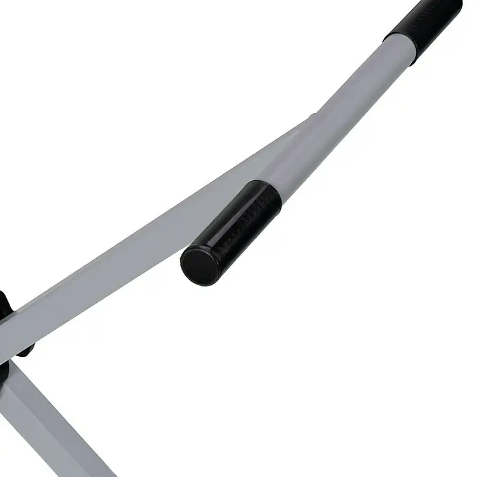 Arbeitsbock Tretix - Höhenverstellung: 32 cm - 103 cm - Detailansicht einer Klimmzugstange mit schwarzen Griffen und einer stabilen, grauen Konstruktion. Ideal für das Training zu Hause.