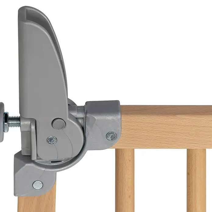 Star Stairs Sicherheitsgitter Pia - Höhe: 71 cm, 75,6 cm - 110,4 cm - Detailaufnahme eines Babygitters mit grauem Befestigungsmechanismus und Holzbalken vor schwarzem Hintergrund.