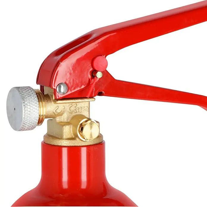Gloria Feuerlöscher KS 2 ST - 2 kg, Löschmittel: Kohlendioxid - Nahaufnahme des roten Feuerlöschers, der die Messingventile und den roten Griff des Feuerlöschers hervorhebt.