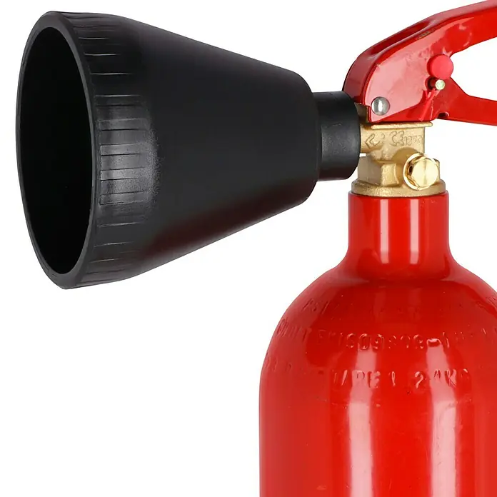 Gloria Feuerlöscher KS 2 ST - 2 kg, Löschmittel: Kohlendioxid - Nahaufnahme eines roten Feuerlöschers mit schwarzer Düse und roten Griffen vor einem schwarzen Hintergrund.