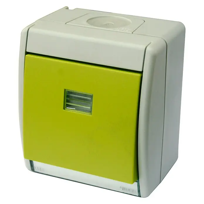 Simon 44 Aqua Pulsador para estancias con humedad luminoso - Gris, Montaje en la pared, IP55 - Primer plano de una toma de red con una cubierta verde en una carcasa gris clara con abertura de conexión en la parte superior.