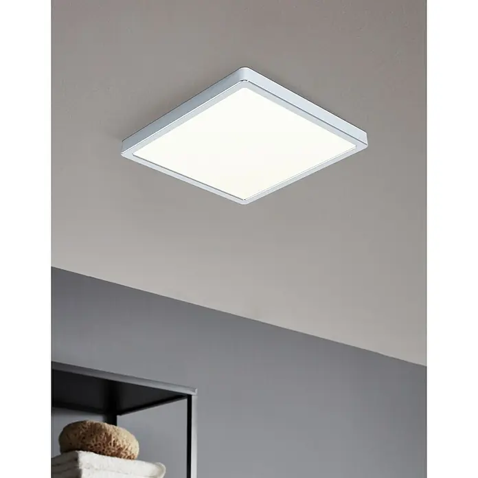 Eglo Fueva 5 LED-Deckenleuchte IP44 - 20 W, L x B x H: 28,5 x 28,5 x 2,8 cm, Chrom, Warmweiß - Moderne quadratische LED-Deckenleuchte mit einem schlanken, silberfarbenen Rahmen, die helles, effizientes Licht spendet.