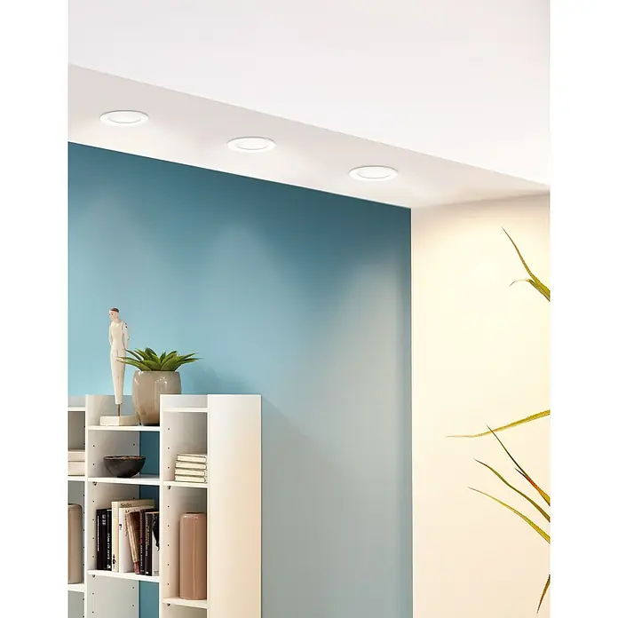 Eglo Downlight empotrable LED redondo Fueva 5 - 5,5 W, Blanco cálido - Primer plano de tres luces LED empotradas, redondas y blancas instaladas en un techo blanco, que emiten una luz cálida.