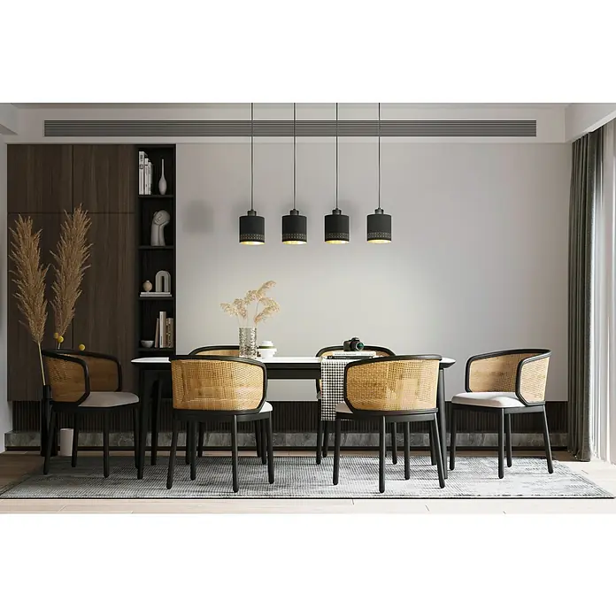 Eglo Esteperra Pendelleuchte rund - 240 W, Schwarz/Gold, E27, 4 Stk. - Elegantes Esszimmer mit einem Tisch und Stühlen mit Rattanrückenlehne unter Pendelleuchten.