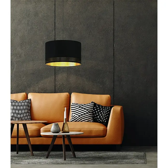 Eglo Esteperra Pendelleuchte rund - 60 W, Ø x H: 38 x 110 cm, Schwarz/Gold, E27, 1 Stk. - Schwarze Hängelampe mit goldenem Akzent über einem orangefarbenen Sofa mit Mustern, die ein modernes Wohnzimmer ausleuchten.
