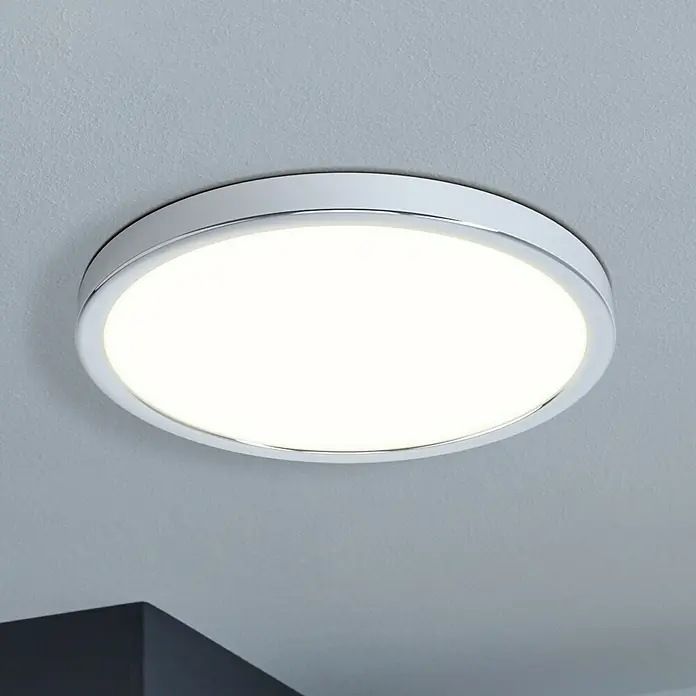Eglo Fueva 5 LED-Deckenleuchte rund - 20 W, Ø x H: 285 mm x 2,8 cm, Chrom, Warmweiß - Nahaufnahme einer runden, weißen Deckenleuchte mit Chromrand, die hell leuchtet und für moderne Innenräume geeignet ist.