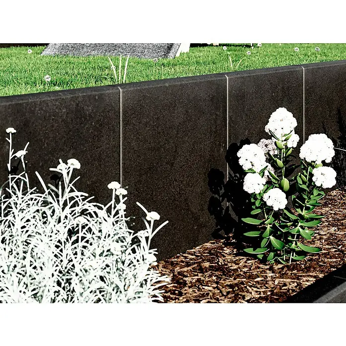 Diephaus L-Stein - 60 cm, 50 cm, Stärke: 7 cm, Anthrazit - Das Bild zeigt eine dekorative Beetumrandung aus dunklem Stein, die einen stilvollen Kontrast zu den weißen Blumen und dem Grün des Rasens bildet.