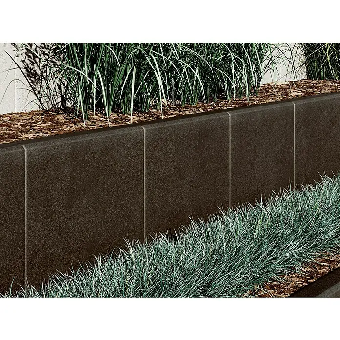 Diephaus L-Stein - 40 cm, 40 cm, Stärke: 7 cm, Anthrazit - Nahaufnahme einer braunen Rasenkante aus Beton mit grünen Pflanzen, die eine elegante und funktionale Gartengestaltung betont.