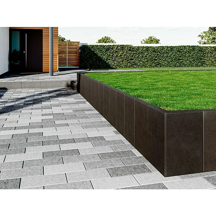 Diephaus L-Stein - 60 cm, 40 cm, Stärke: 7 cm, Anthrazit - Dieses Bild zeigt eine moderne Pflasterung mit grauen Steinen und einer dunklen Rasenkante, die einen gepflegten Gartenbereich umrahmt.