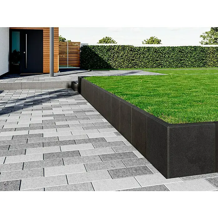 Diephaus L-Stein - 50 cm, 50 cm, Stärke: 7 cm, Anthrazit - Das Bild zeigt Pflastersteine in Grau und einen Rasen mit einer dunklen Rasenkante, die einen modernen Gartenweg bilden.