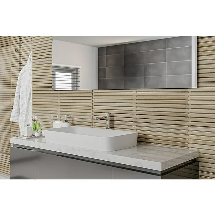 Wandfliese Spa Beige Dekor - 30 x 90 cm, Beige, Matt - Ein modernes Badezimmer-Waschbecken mit einem weißen Aufsatzwaschbecken und einer grauen Waschtischplatte. Das Bad wirkt elegant.