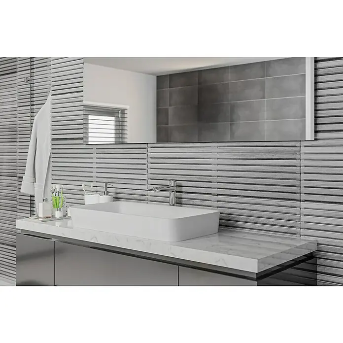 Wandfliese Spa Perla Dekor - 30 x 90 cm, Grau, Matt - Ein modernes Badezimmer mit einem eleganten Waschbecken auf einer Marmorplatte und einem großen Spiegel an der Wand.