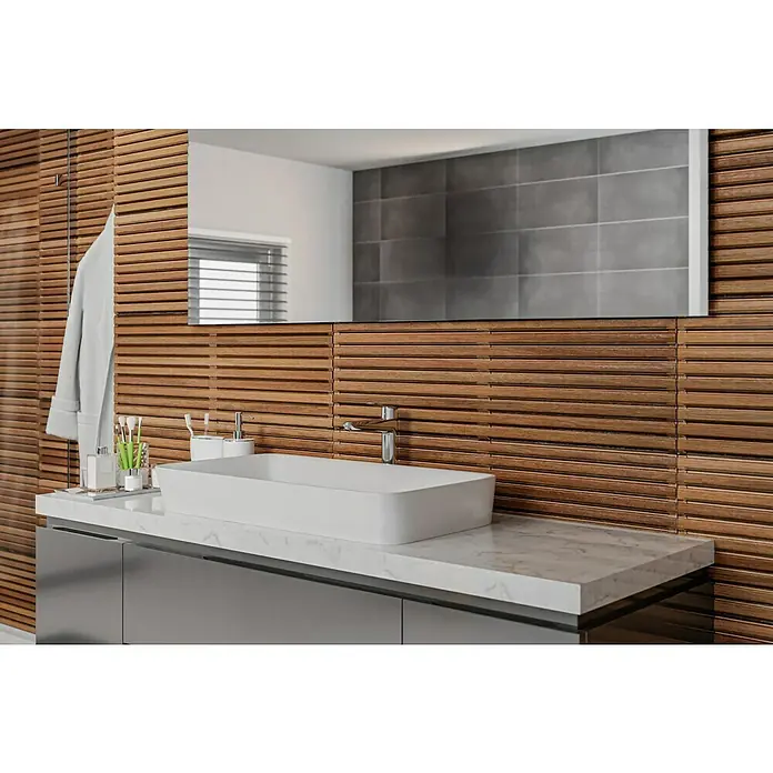 Wandfliese Spa Cuero Dekor - 30 x 90 cm, Braun, Matt - Ein modernes Badezimmer mit einem stilvollen, rechteckigen Waschbecken auf einem grauen Unterschrank mit Marmorplatte. Holzpaneele an der Wand.