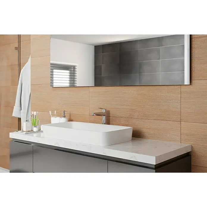 Wandfliese Spa Beige Base - 30 x 90 cm, Beige, Matt - Modernes Badezimmer mit Aufsatzwaschbecken auf einer Marmorplatte und einem großen Spiegel, der das elegante Design hervorhebt.