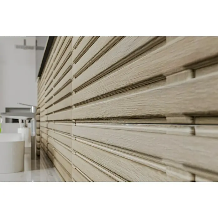 Wandfliese Spa Beige Dekor - 30 x 90 cm, Beige, Matt - Nahaufnahme einer beigen Holzpaneelwand mit feiner Maserung und horizontalen Leisten. Detailansicht der Wandverkleidung im Innenbereich.