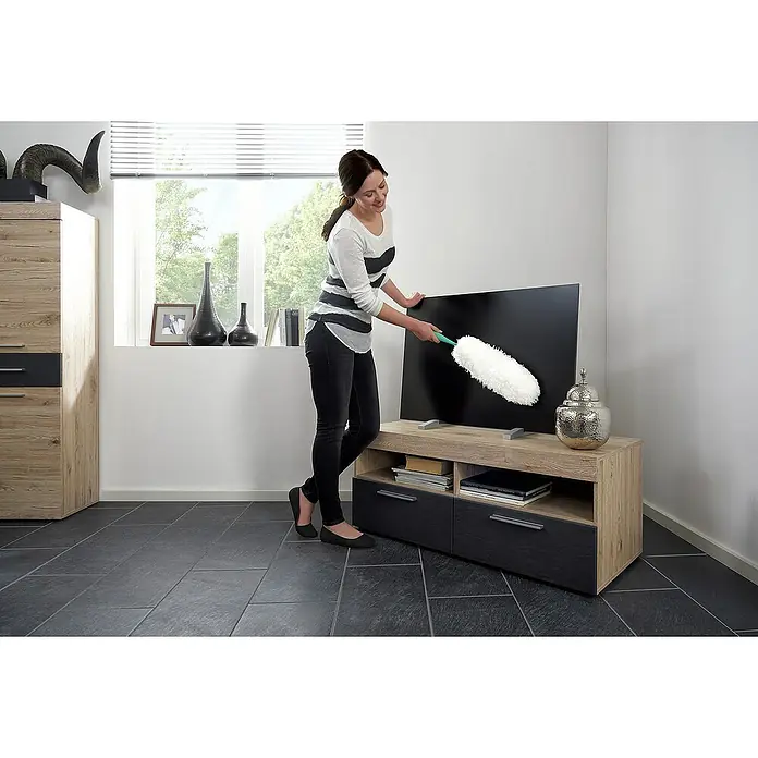Leifheit Staubwedel Duster XL - Länge: 38 cm, Mikrofaser - Eine Frau staubt mit einem Staubwedel einen Fernseher ab.