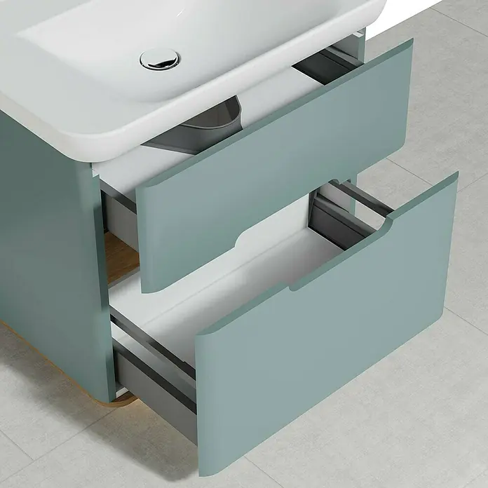 VitrA Sento Badmöbel-Set - 80 cm, Fjordgrün, 2 Schubladen, Mit Wäschekorb - Detailaufnahme eines modernen Badezimmerschranks in Blau mit zwei offenen Schubladen, die das weiße Innenleben zeigen.\n