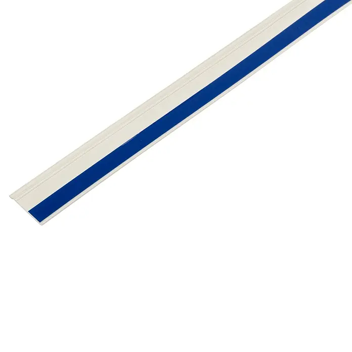 Schellenberg Flachleiste - 50 m x 30 mm x 1,5 mm, Weiß - Nahaufnahme einer weißen Kantenschutzleiste mit blauem Streifen, ideal zum Schutz von Kanten und zur dekorativen Gestaltung.