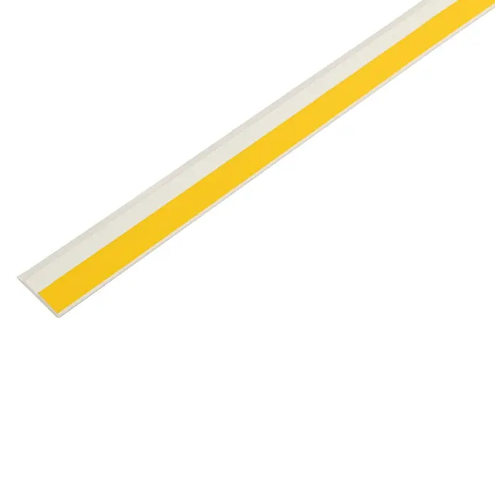 Schellenberg Flachleiste - 1,5 m x 30 mm x 2,5 mm, Weiß - Ein Detailbild eines weißen Abdichtungsstreifens mit gelbem Klebestreifen, ideal für Fenster und Türen zur Wärmeisolierung.