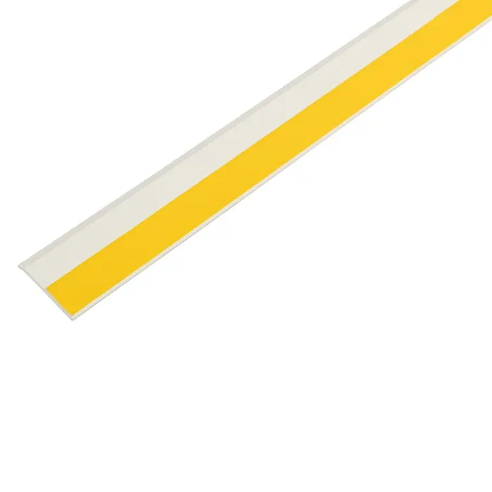 Schellenberg Flachleiste - 1,5 m x 40 mm x 2,5 mm, Weiß - Das Bild zeigt ein weißes Kantenschutzprofil mit einem gelben Streifen, das für den Schutz von Ecken und Kanten verwendet wird.