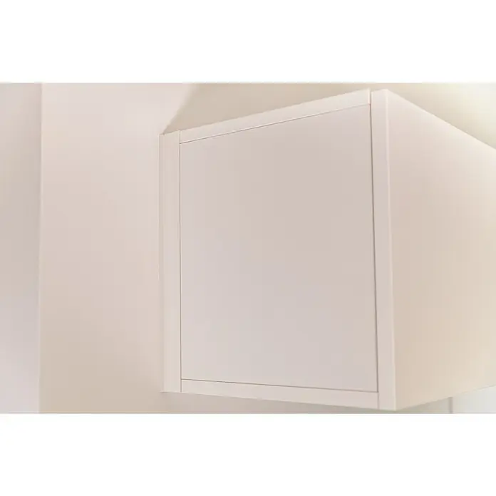 Schellenberg Flachleiste - 1,5 m x 40 mm x 2,5 mm, Weiß - Nahaufnahme eines weißen Hängeschranks, der an einer weißen Wand montiert ist, ideal für Küche oder Bad, mit klaren Linien und schlichtem Design.