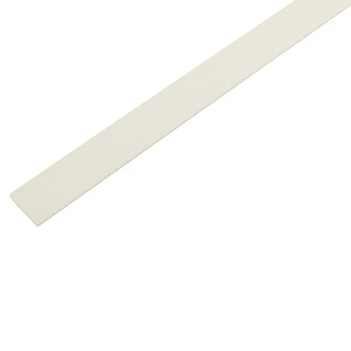 Schellenberg Flachleiste - 1,5 m x 30 mm x 2,5 mm, Weiß - Nahaufnahme eines weißen Vinylsockelleistenstücks, ideal für saubere Übergänge zwischen Wand und Boden.