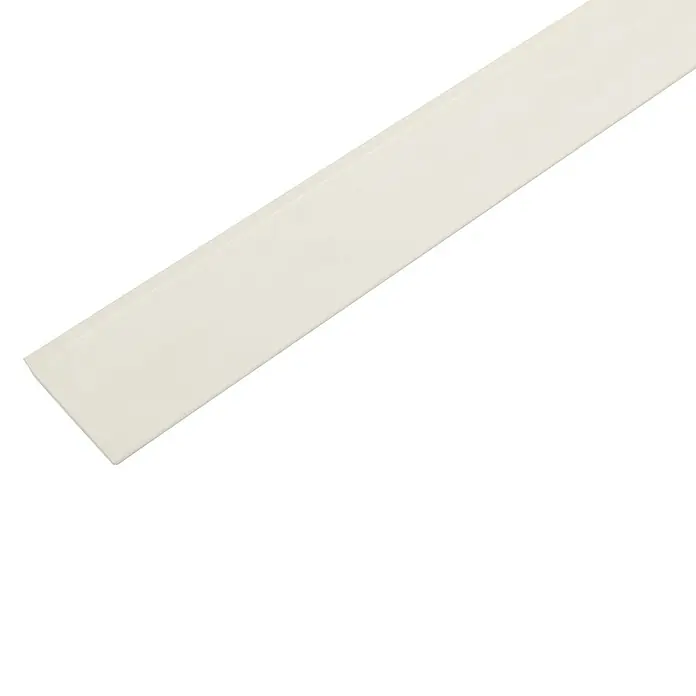 Schellenberg Flachleiste - 1,5 m x 50 mm x 2,5 mm, Weiß - Nahaufnahme eines weißen, flachen Dichtungsbands, das für verschiedene Abdichtungsanwendungen geeignet ist, und bietet eine saubere und effektive Lösung.