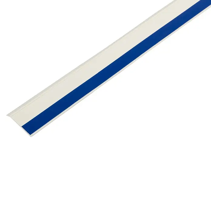 Schellenberg Flachleiste - 50 m x 40 mm x 1,5 mm, Weiß - Nahaufnahme einer weißen Kantenschutzleiste mit einem blauen Streifen. Ein praktisches und optisch ansprechendes Detail für Ihr Zuhause.