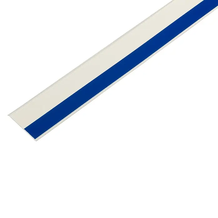 Schellenberg Flachleiste - 50 m x 50 mm x 1,5 mm, Weiß - Nahaufnahme einer weißen Sockelleiste mit einem blauen Streifen, ideal für einen sauberen und modernen Übergang zwischen Wand und Boden.