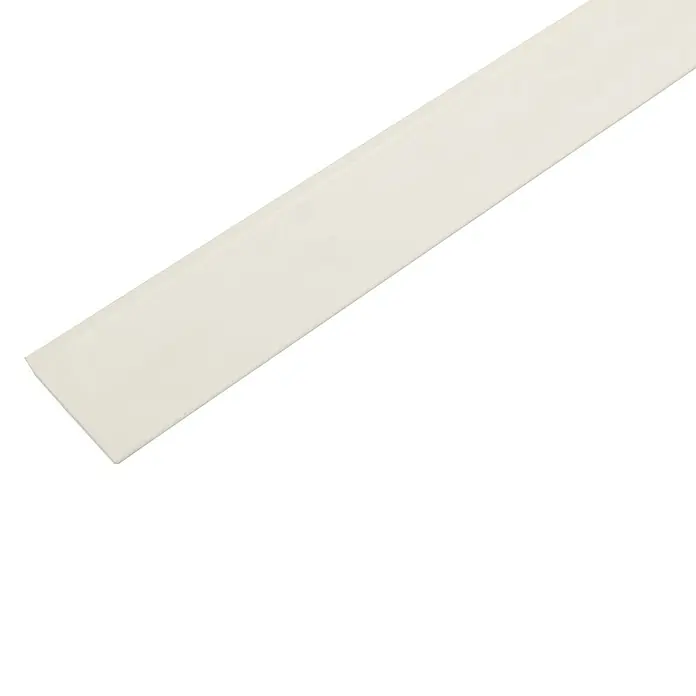 Schellenberg Flachleiste - 50 m x 30 mm x 1,5 mm, Weiß - Nahaufnahme einer weißen Kunststoffleiste, ideal für Heimwerkerprojekte und als Abschlussleiste. Vielseitig einsetzbar und leicht zu verarbeiten.