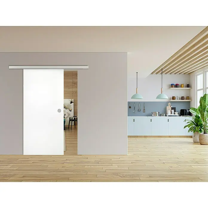 Diamond Doors Schiebetür-Komplettset Linea 40 Holz - 935 x 2.058 mm, Weiß, Wabe - Eine moderne weiße Schiebetür mit Metallelementen trennt elegant zwei Räume und fügt sich nahtlos in das helle Interieur ein.